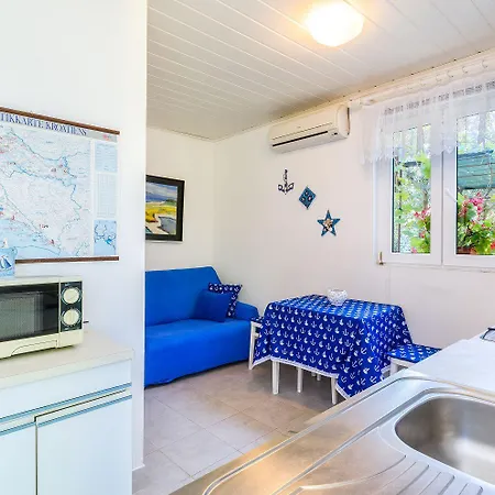 Charmantes Studio-apartment Mit Liegestuehlen Im Mediterranem Garten Апартаменты