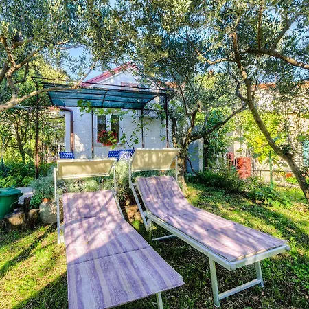 Lägenhet Charmantes Studio-apartment Mit Liegestuehlen Im Mediterranem Garten Novi Vinodolski
