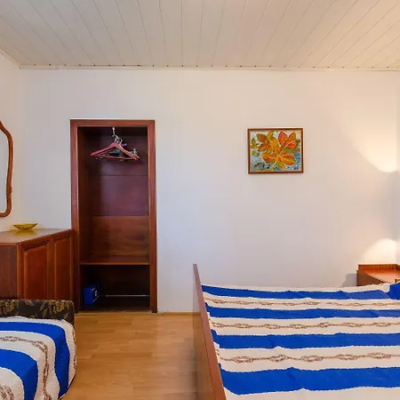 Апартаменты Charmantes Studio-apartment Mit Liegestuehlen Im Mediterranem Garten Нови-Винодолски