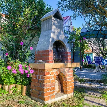 Charmantes Studio-apartment Mit Liegestuehlen Im Mediterranem Garten Lägenhet Novi Vinodolski