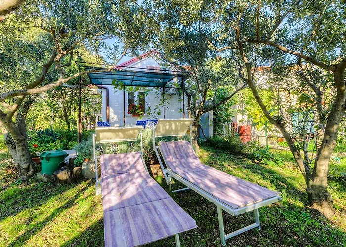 Апартаменты Charmantes Studio-apartment Mit Liegestuehlen Im Mediterranem Garten Нови-Винодолски