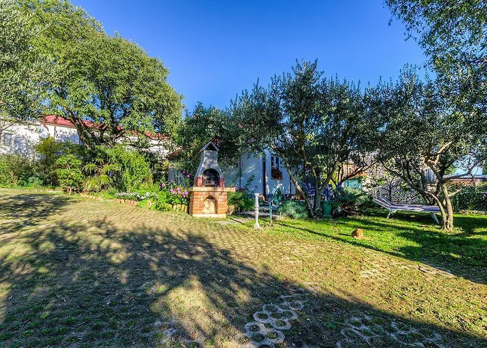 Апартаменты Charmantes Studio-apartment Mit Liegestuehlen Im Mediterranem Garten *