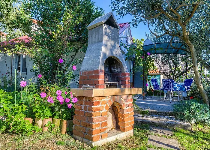 Charmantes Studio-apartment Mit Liegestuehlen Im Mediterranem Garten Апартаменты Нови-Винодолски