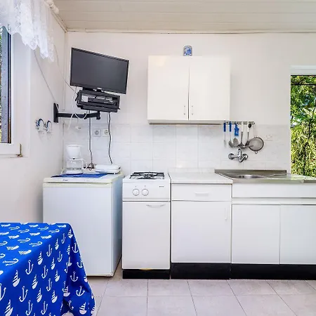 Charmantes Studio-apartment Mit Liegestuehlen Im Mediterranem Garten Novi Vinodolski