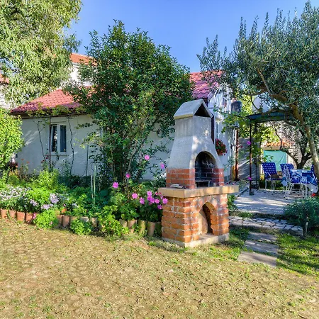 Apartment Charmantes Studio-apartment Mit Liegestuehlen Im Mediterranem Garten Novi Vinodolski
