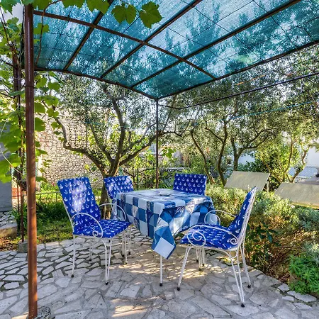 Charmantes Studio-apartment Mit Liegestuehlen Im Mediterranem Garten Apartment Novi Vinodolski