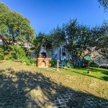 Apartment Charmantes Studio-apartment Mit Liegestuehlen Im Mediterranem Garten *