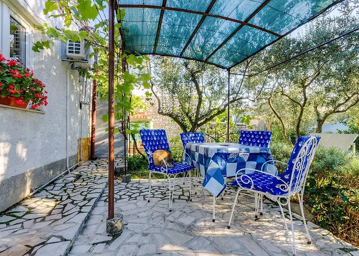 Charmantes Studio-apartment Mit Liegestuehlen Im Mediterranem Garten Novi Vinodolski