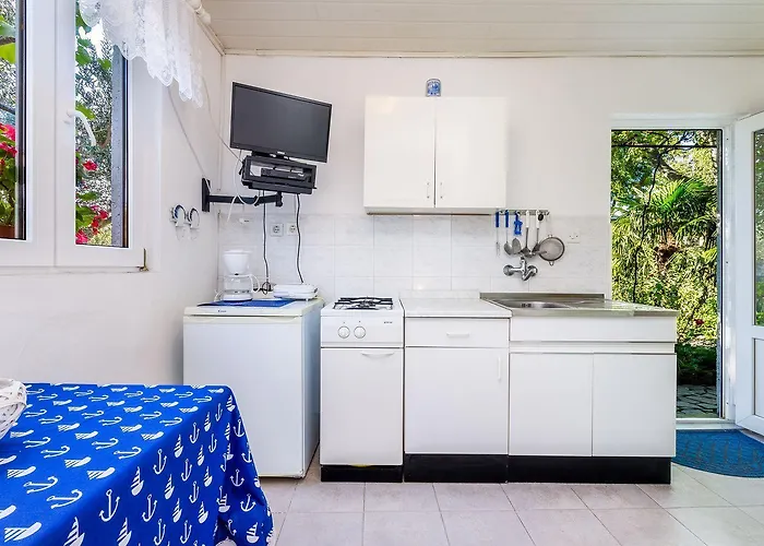 Charmantes Studio-apartment Mit Liegestuehlen Im Mediterranem Garten Novi Vinodolski