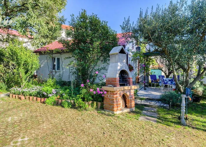Apartment Charmantes Studio-apartment Mit Liegestuehlen Im Mediterranem Garten Novi Vinodolski