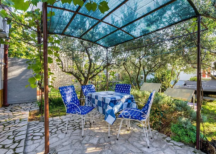 Charmantes Studio-apartment Mit Liegestuehlen Im Mediterranem Garten Apartment Novi Vinodolski