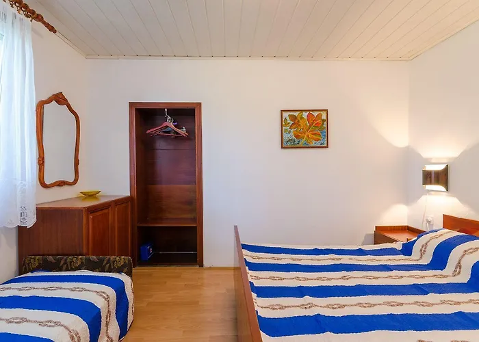 Apartment Charmantes Studio-apartment Mit Liegestuehlen Im Mediterranem Garten Novi Vinodolski